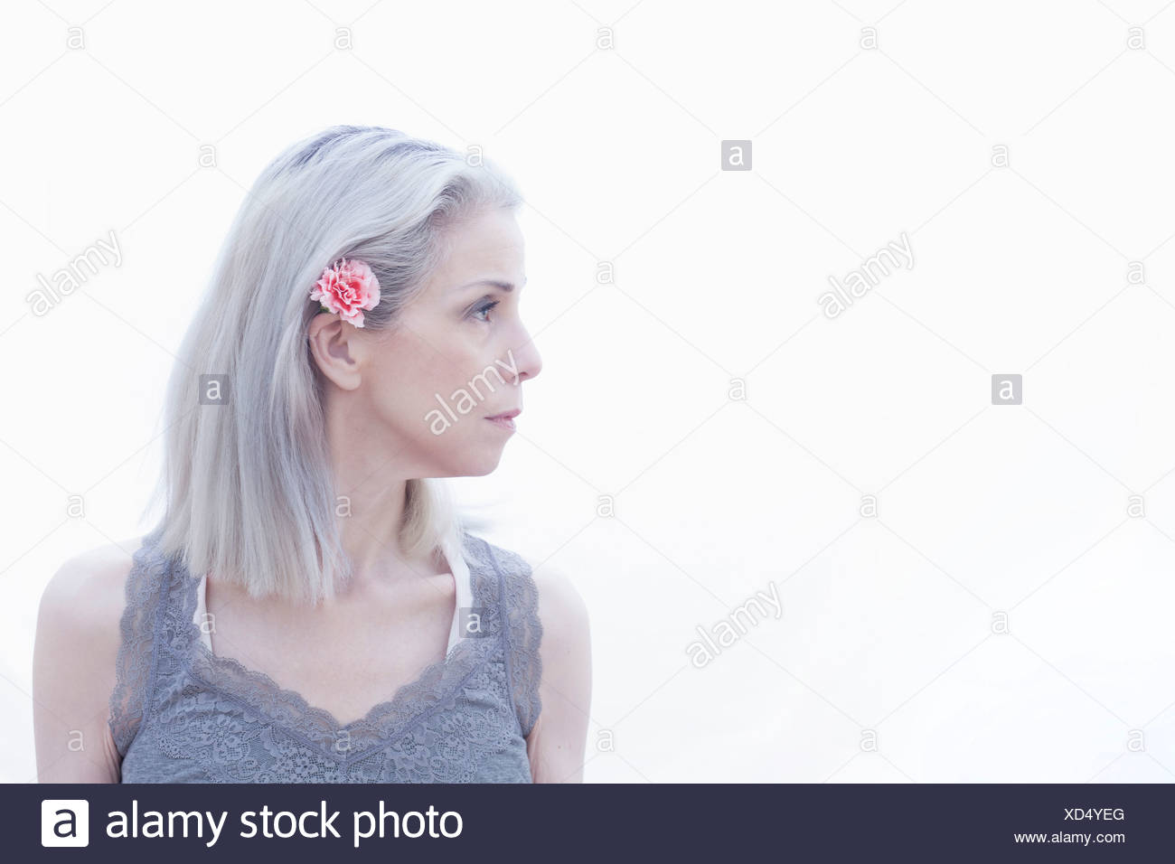 Portrait of young woman with flower in hair Banque D'Images