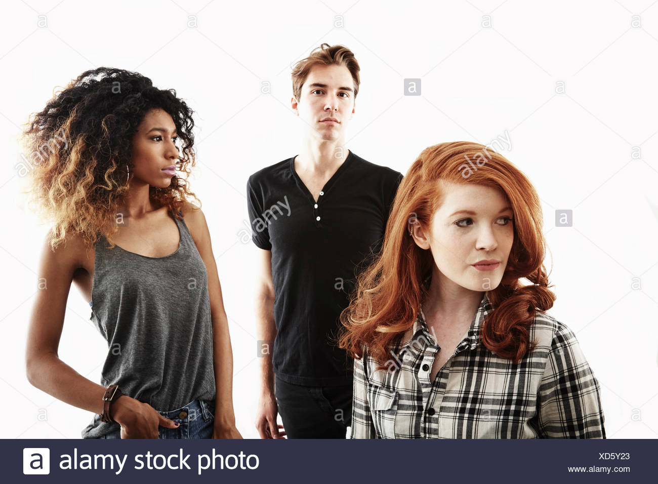 Portrait de deux jeunes femmes adultes et d'un jeune homme adulte Banque D'Images