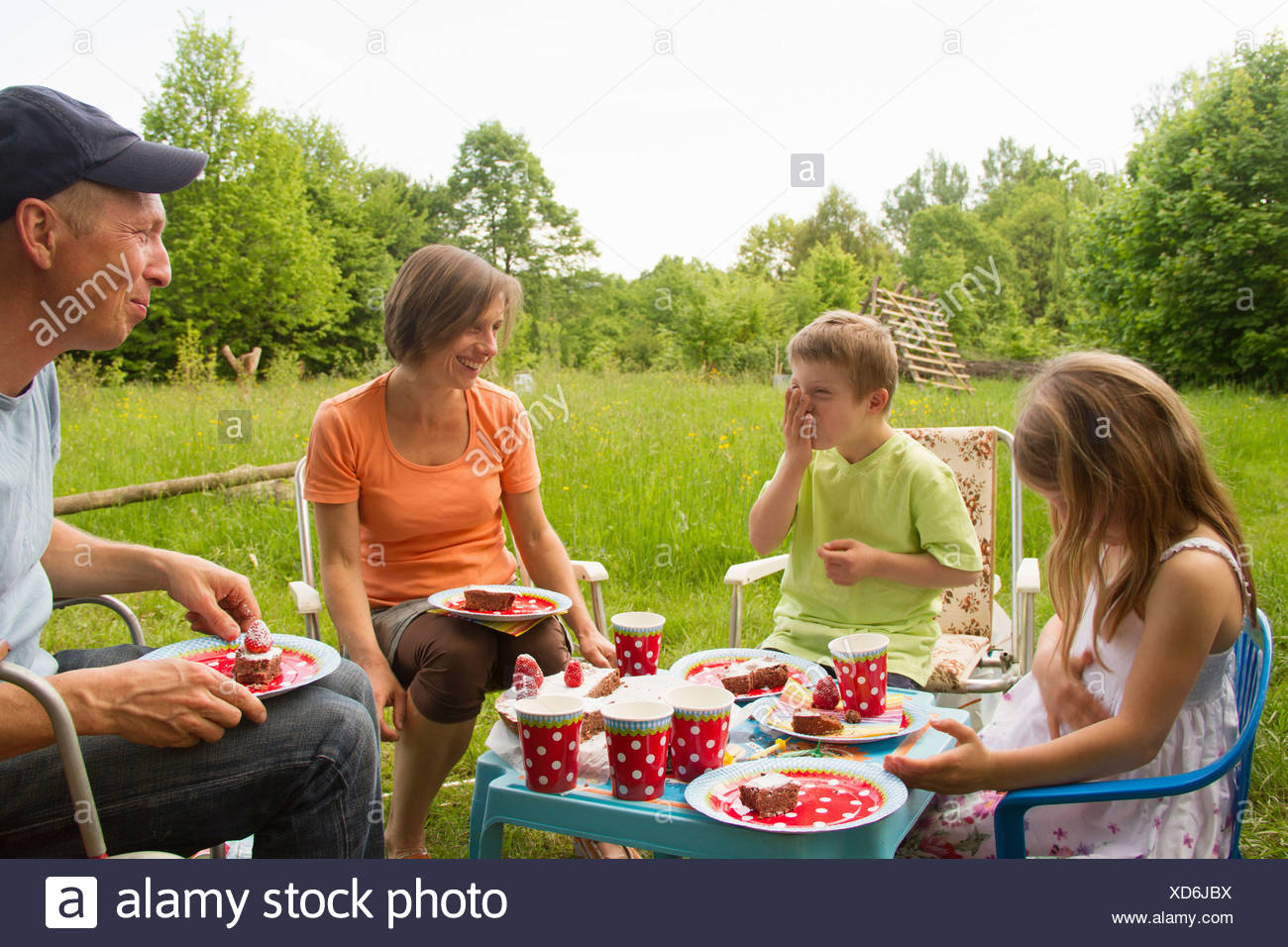 Famille Avec Deux Enfants Beneficiant De Pique Nique D Anniversaire Photo Stock Alamy Famille Avec Deux Enfants Beneficiant De Pique Nique D Anniversaire Photo Stock Alamy