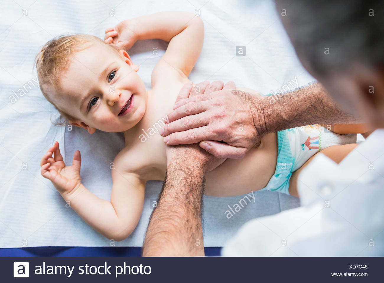 Medecin Effectuant Kinesitherapie Respiratoire Sur Un Bebe De 13 Mois Photo Stock Alamy Medecin Effectuant Kinesitherapie Respiratoire Sur Un Bebe De 13 Mois Photo Stock Alamy
