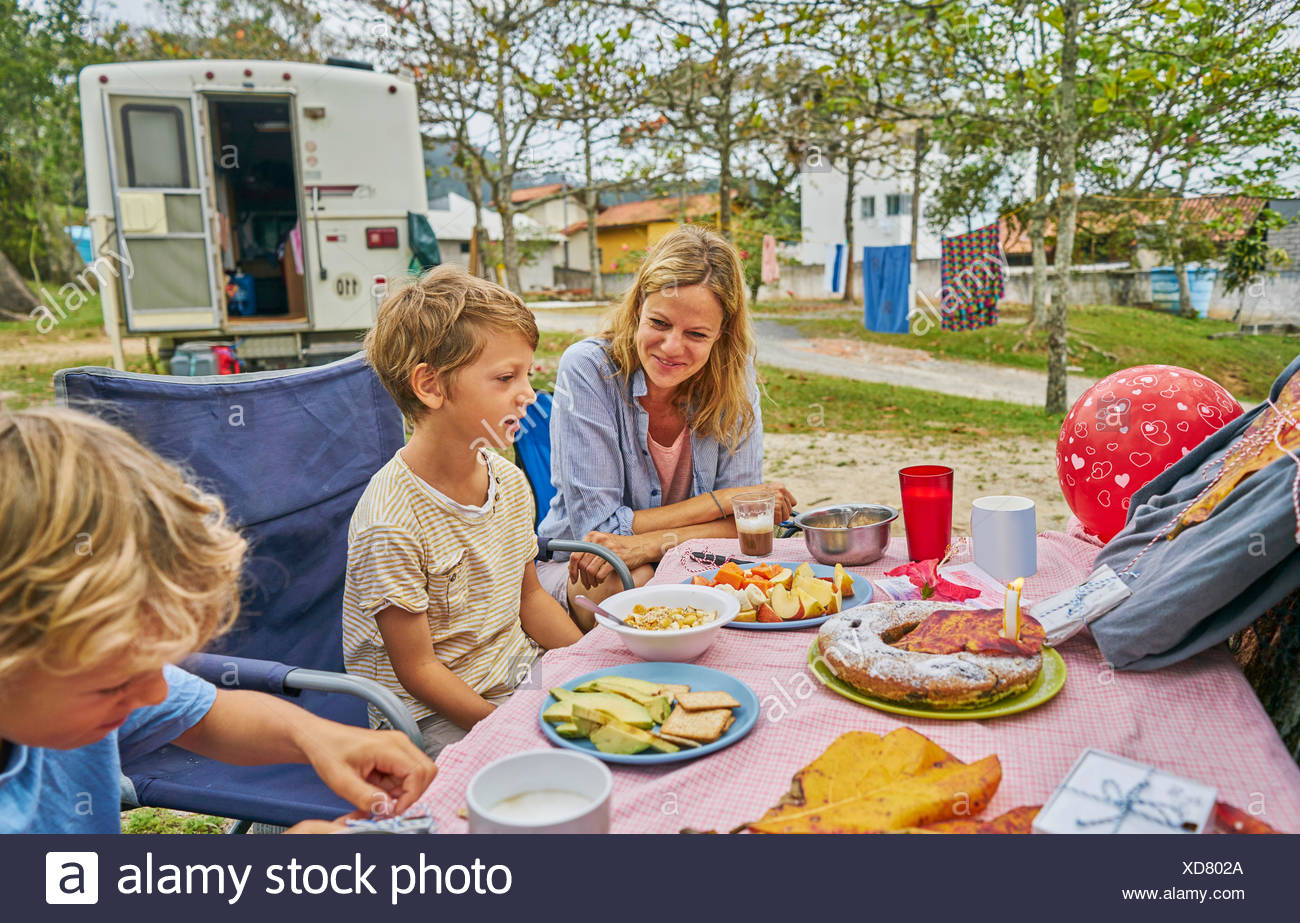 Famille A La Table De Pique Nique Celebration Anniversaire Garcons Florianopolis Santa Catarina Bresil Amerique Du Sud Photo Stock Alamy