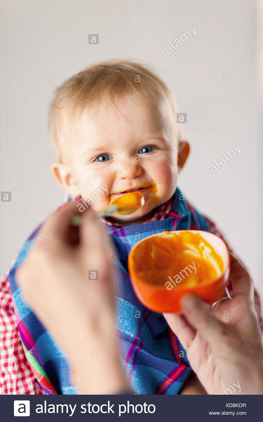 L Alimentation De Bebe De 10 Mois Photo Stock Alamy