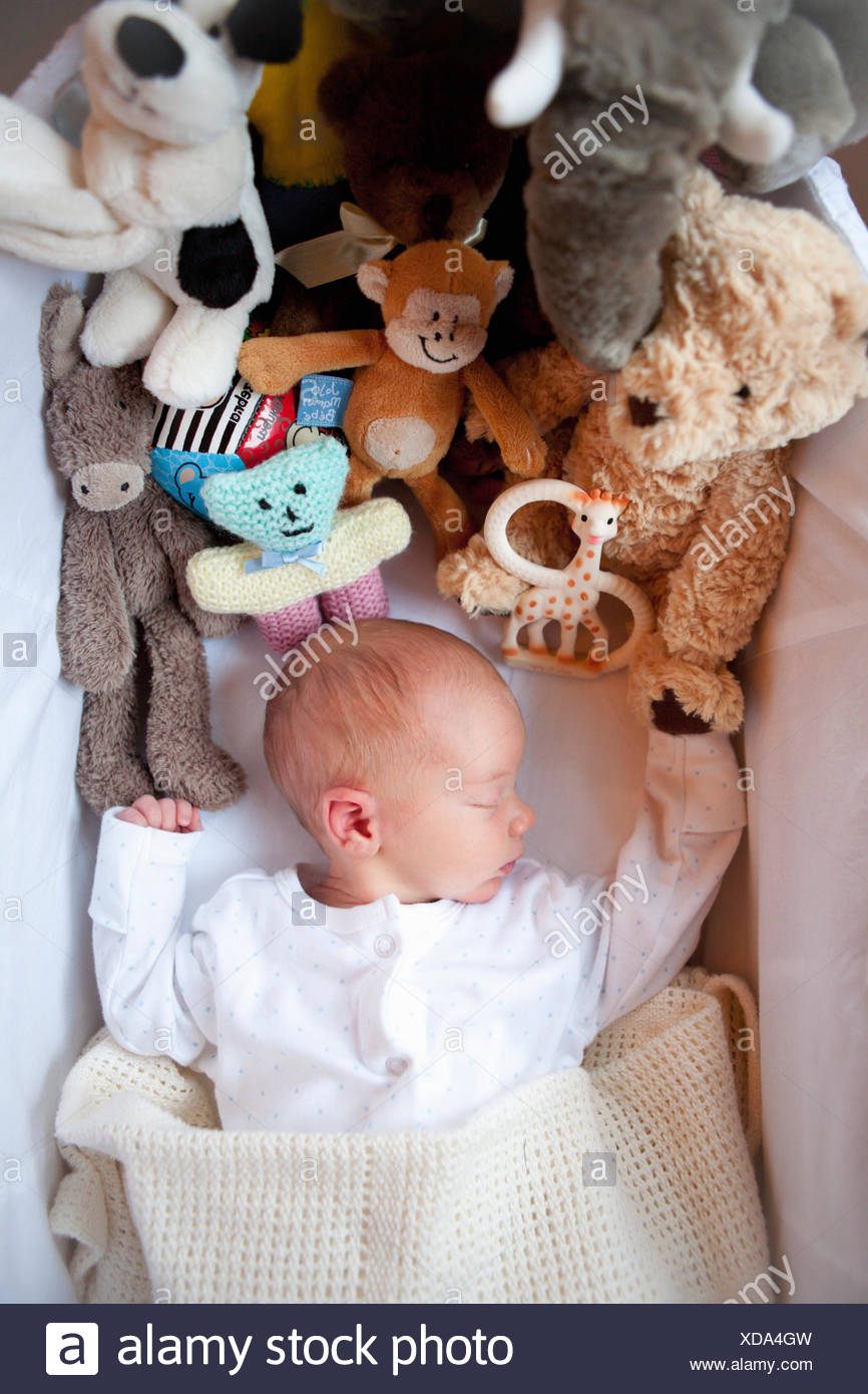 Bebe Garcon Dormir Dans Un Couffin Avec Beaucoup De Jouets Photo Stock Alamy