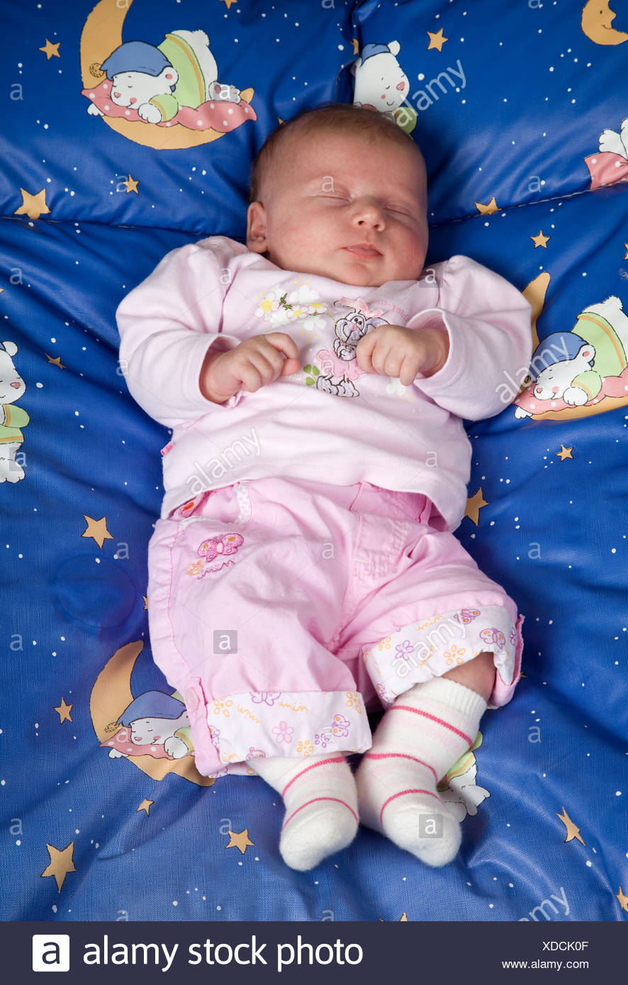 Bebe 5 Semaines Couche Dans Le Lit Et Dormir Photo Stock Alamy Bebe 5 Semaines Couche Dans Le Lit Et Dormir Photo Stock Alamy