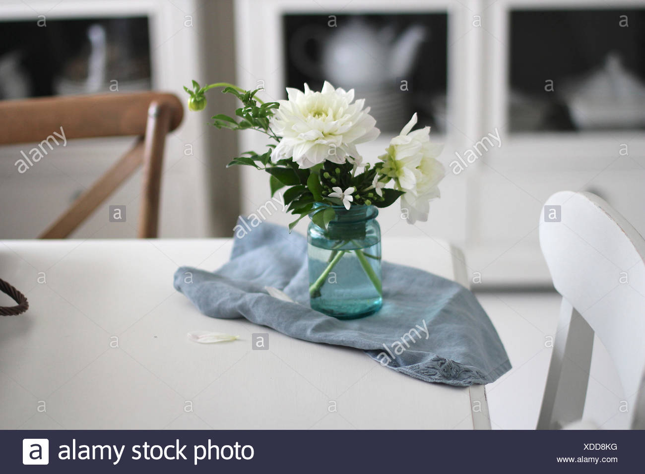 Vase de fleurs et une serviette sur la table de salle à manger Banque D'Images