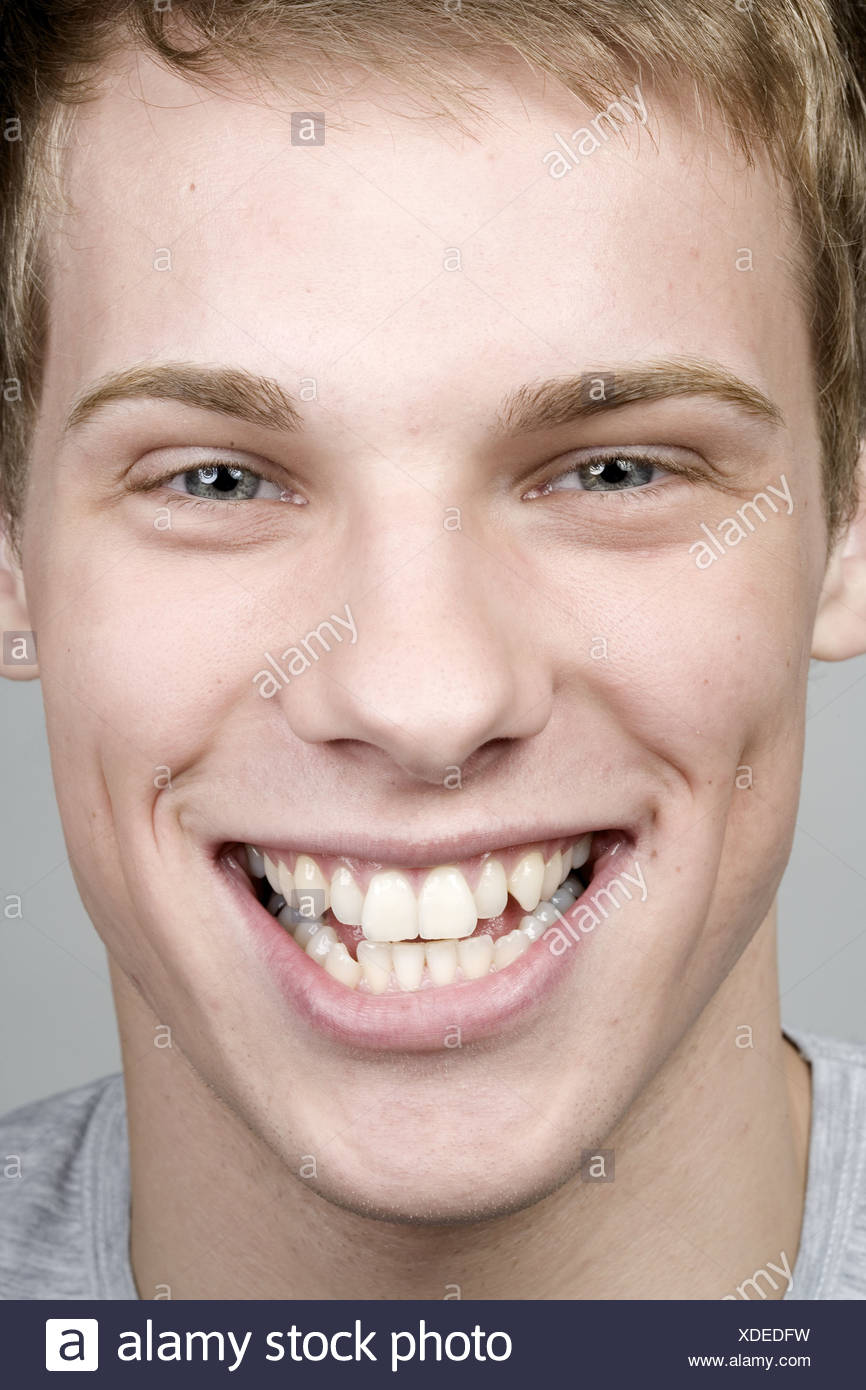 Dentier Jeune Homme  - Une Jeune Femme Souhaite Demander Sa Petite Amie En Mariage Lors D�une Fête De Famille, Mais Ses Plans Sont Chamboulés.