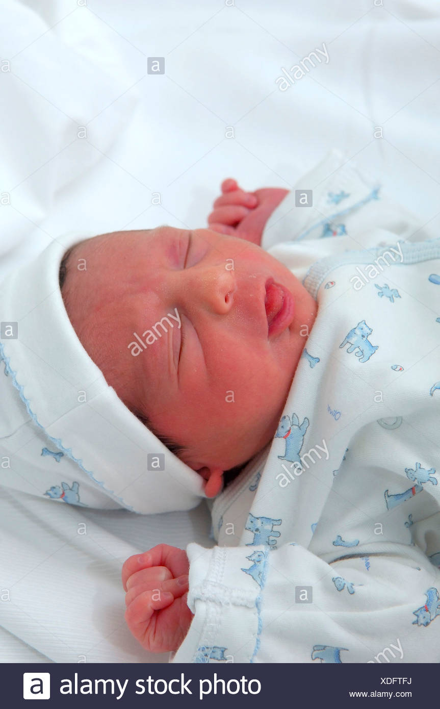 Bebe Nouveau Ne Garcon A La Pepiniere De L Hopital 1 Jours Photo Stock Alamy Bebe Nouveau Ne Garcon A La Pepiniere De L Hopital 1 Jours Photo Stock Alamy