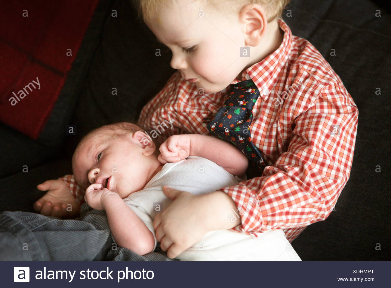Un Petit Garcon Tenant Un Bebe Photo Stock Alamy