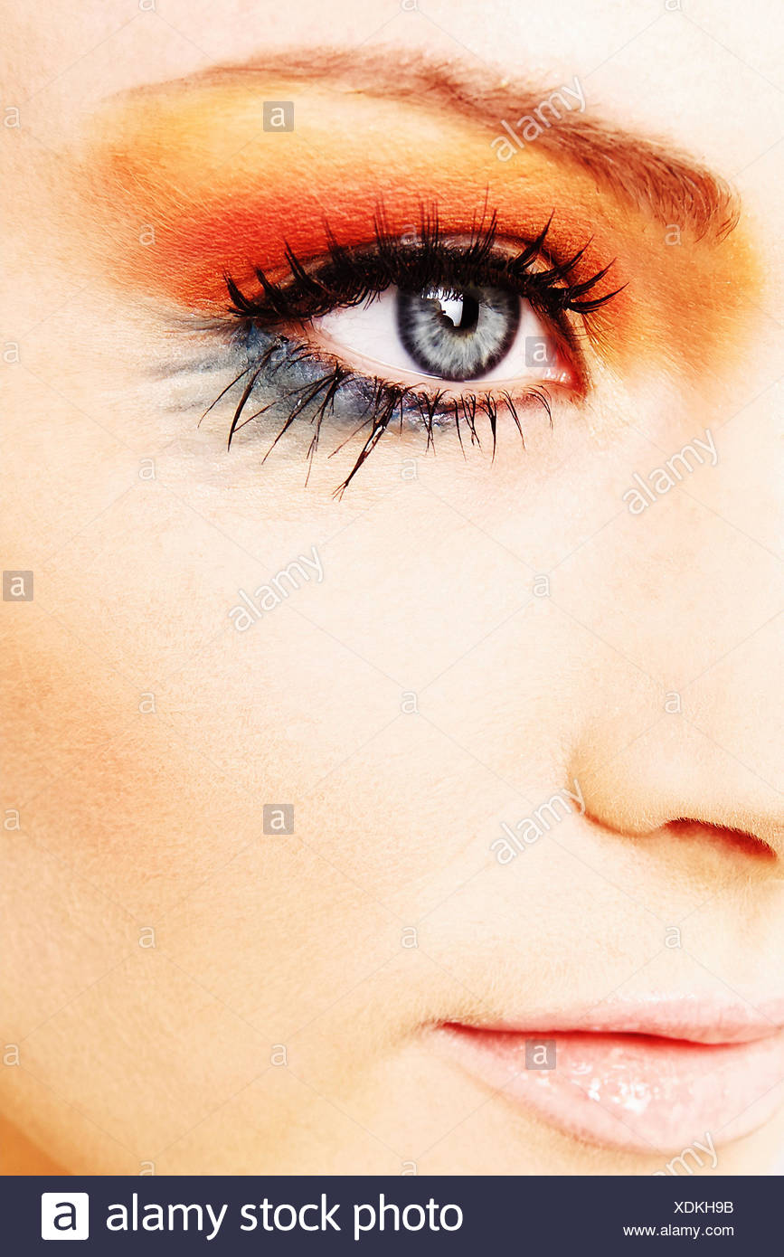 Une femme aux yeux noirs suce parfaitement