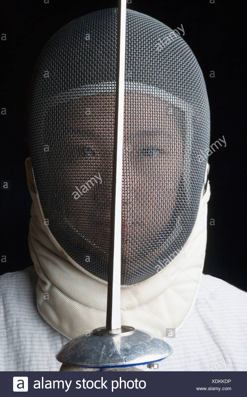 Portrait D Une Femme Tenant Un Escrimeur Fleuret Escrime En Face D Elle Photo Stock Alamy