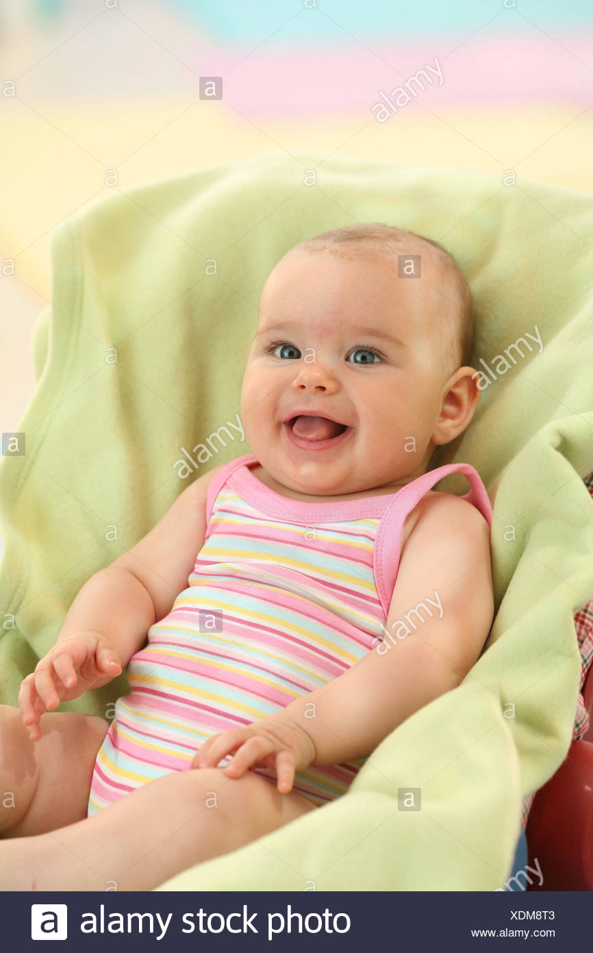 Bebe 5 Mois De Siege Peel S Asseoir Modele Sorti Personnes Enfant Nourrisson Robes Interieur Rire Sourire Les Filles Heureusement Corps Touche Siege Enfant Photo Stock Alamy