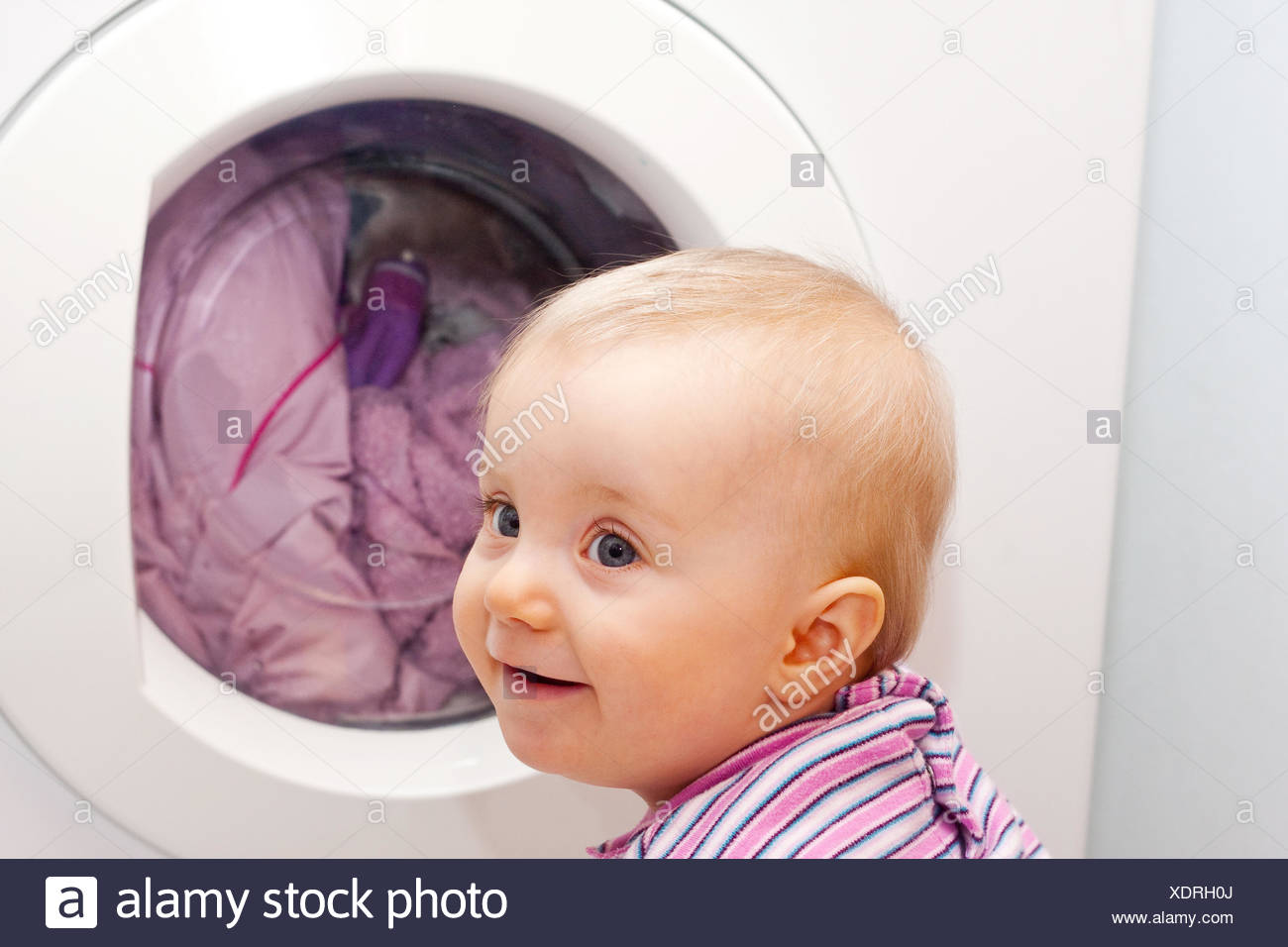 Bebe En Face De La Machine A Laver Photo Stock Alamy
