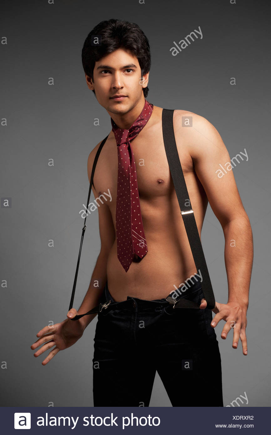L'homme torse nu portant des bretelles et cravate Photo Stock - Alamy