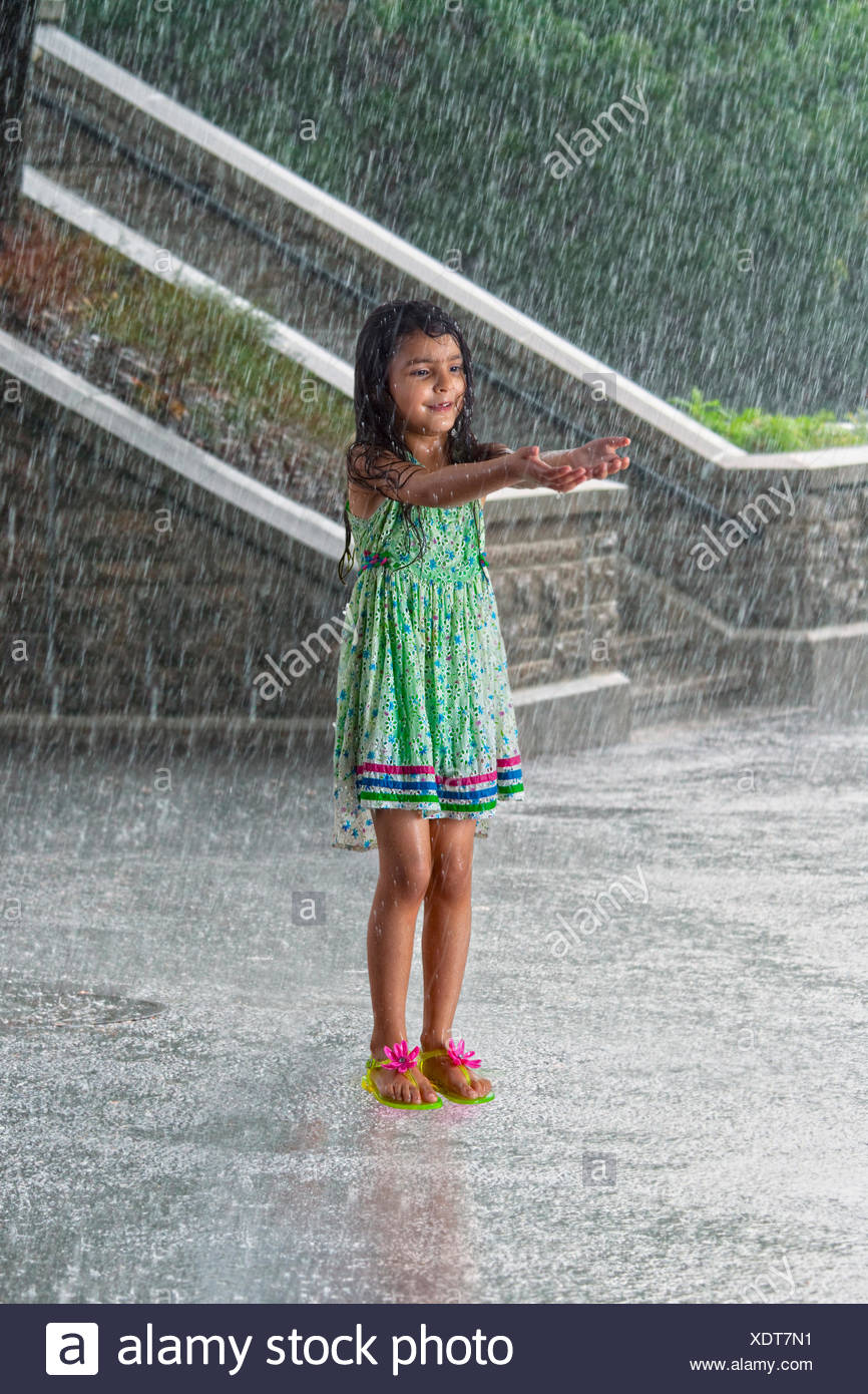 Petite Fille Profiter Sous La Pluie Photo Stock Alamy Petite Fille Profiter Sous La Pluie Photo Stock Alamy