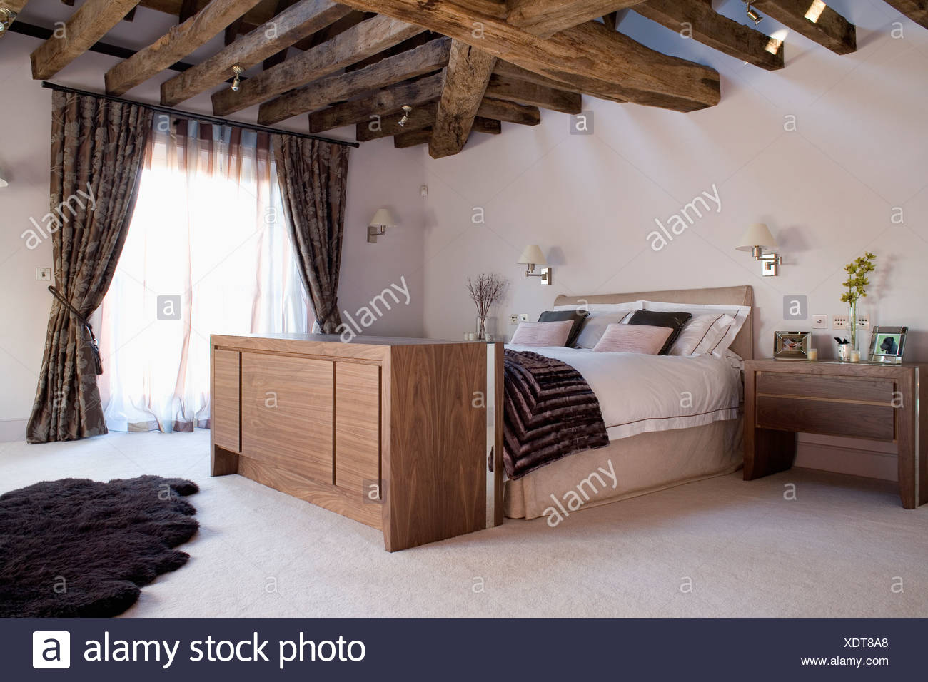 Grande armoire avec télévision dissimulée en dessous de lit dans la ... Grande armoire avec télévision dissimulée en dessous de lit dans la ...