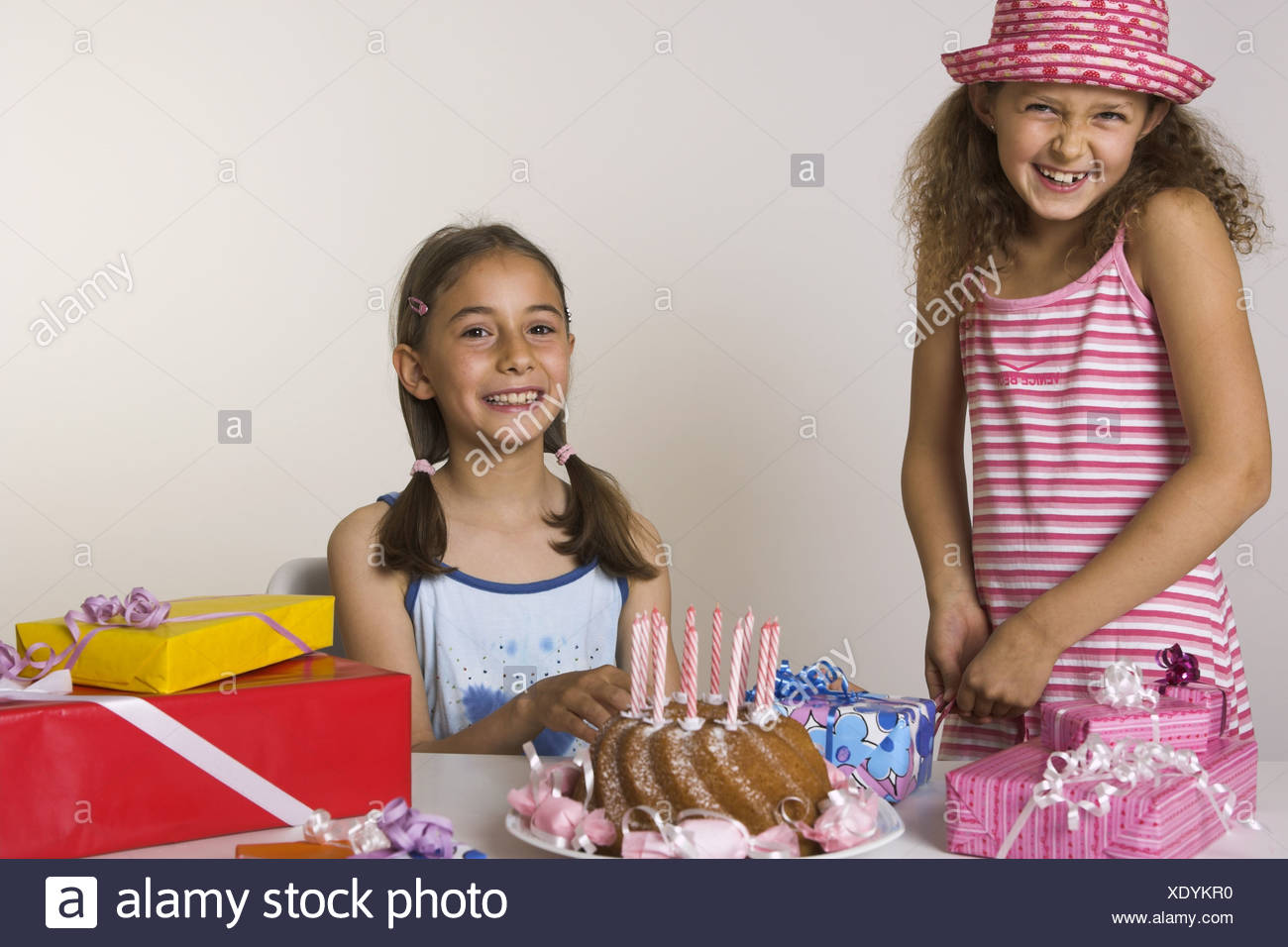 Cadeaux Anniversaire Pour Les Hautes Exigences 3 Etoiles Et Des Petits Gateaux Semi Portrait Sourire Aborde Personnes Serie Portrait Enfant Deux Enfants De 8 A 10 Ans D Amis Photo Stock Alamy Cadeaux Anniversaire Pour Les Hautes Exigences 3 Etoiles Et Des Petits Gateaux Semi Portrait Sourire Aborde Personnes Serie Portrait Enfant Deux Enfants De 8 A 10 Ans D Amis Photo Stock Alamy