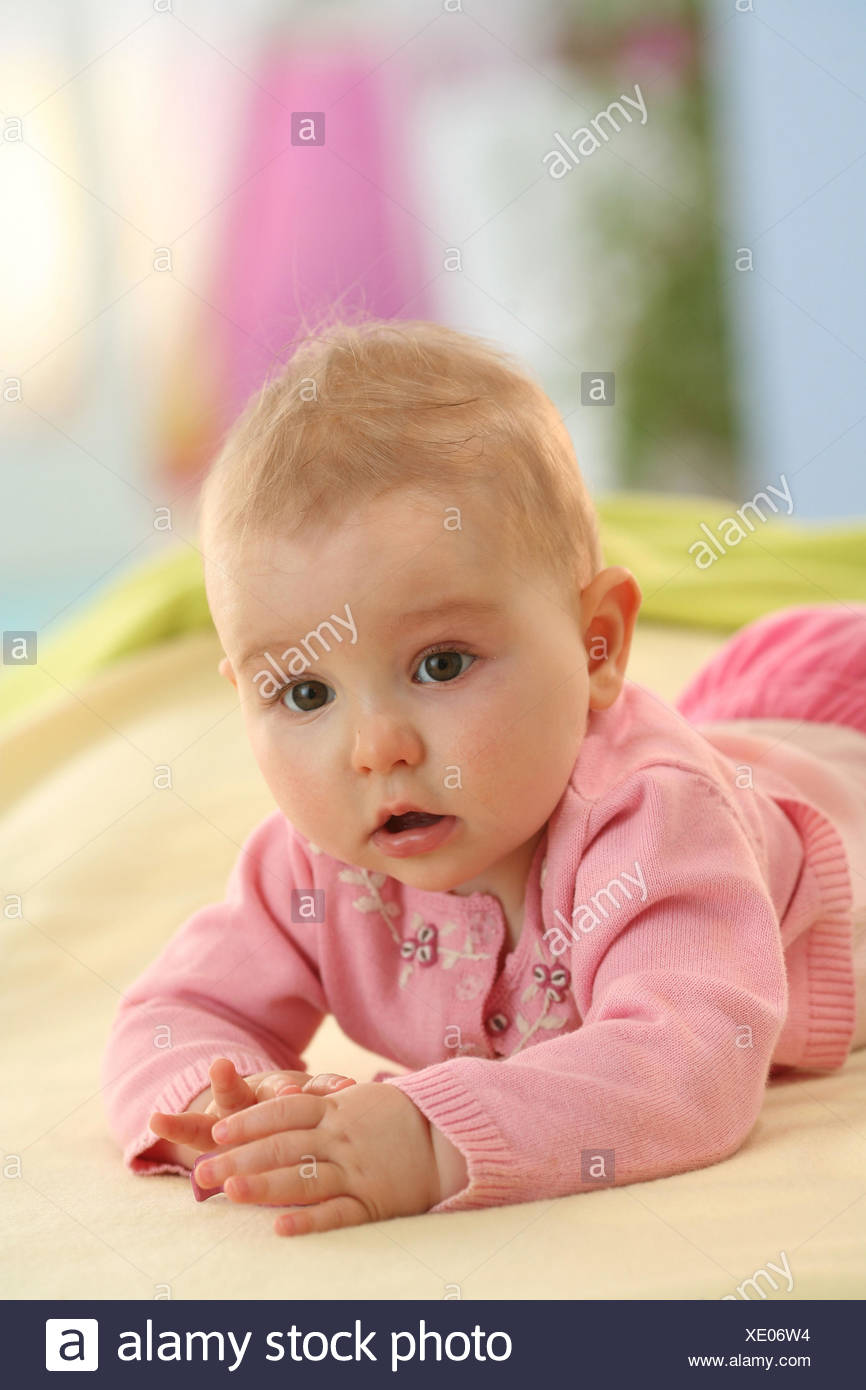 Bebe 5 Mois Heureusement Voir L Appareil Photo Photo Stock Alamy Bebe 5 Mois Heureusement Voir L Appareil Photo Photo Stock Alamy