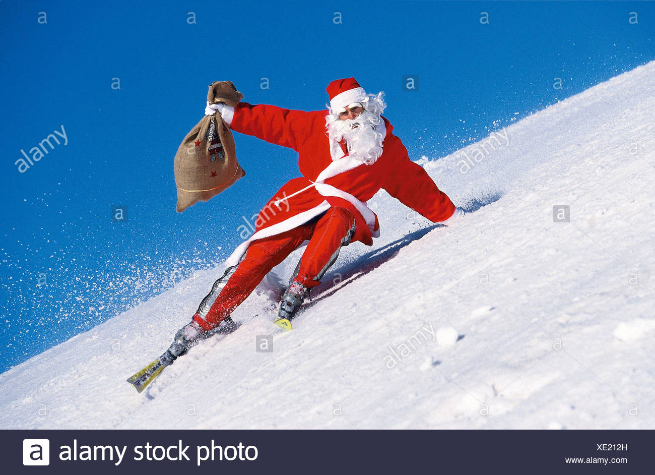 Montagnes D Action Carvingski Pente Humour Amusant Costume Homme Sac Pere Noel Ski Neige Demenagement Photo Stock Alamy