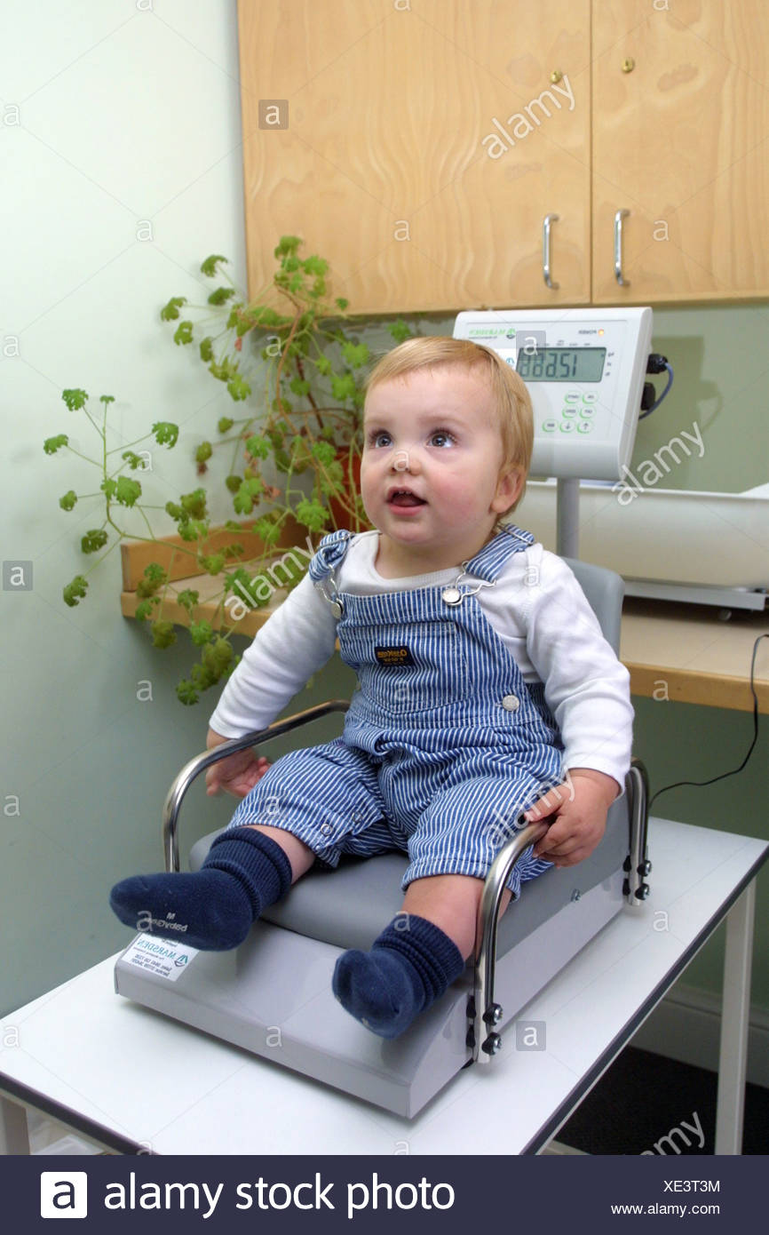 Bebe De 13 Mois La Pesee Dans La Clinique Photo Stock Alamy