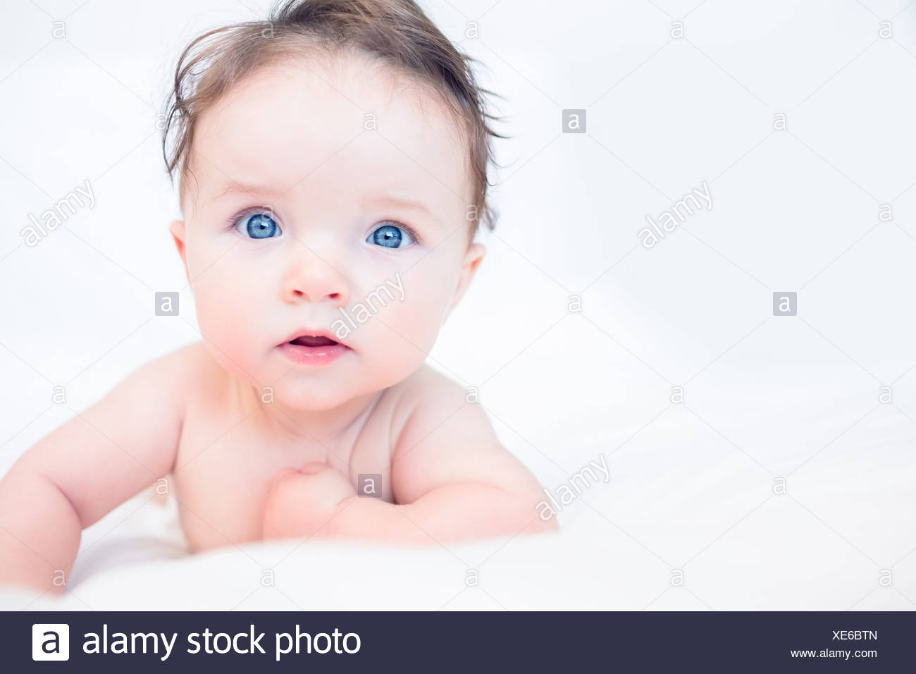 Joli Bebe Avec Les Yeux Bleus Au Lit Photo Stock Alamy