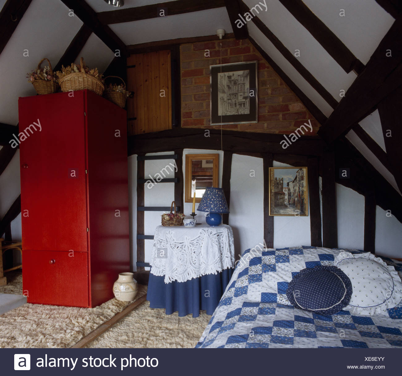 Grenier chambre avec pays d\'arlequin bleu et blanc sur lit et ... Grenier chambre avec pays d\'arlequin bleu et blanc sur lit et ...