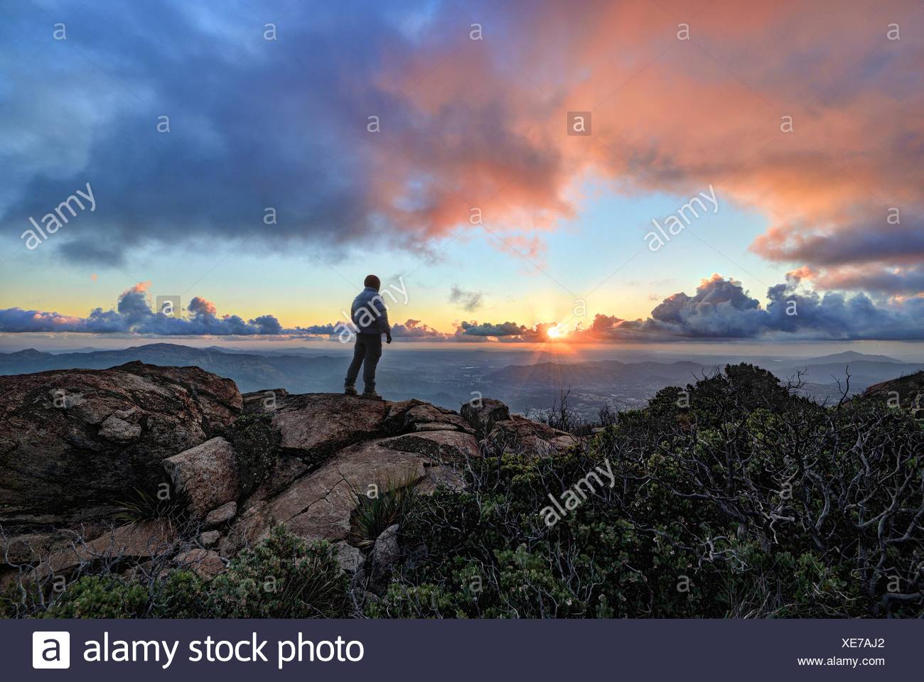 Couple sur une montagne au coucher du soleil, la Forêt Nationale de Cleveland, États-Unis Banque D'Images