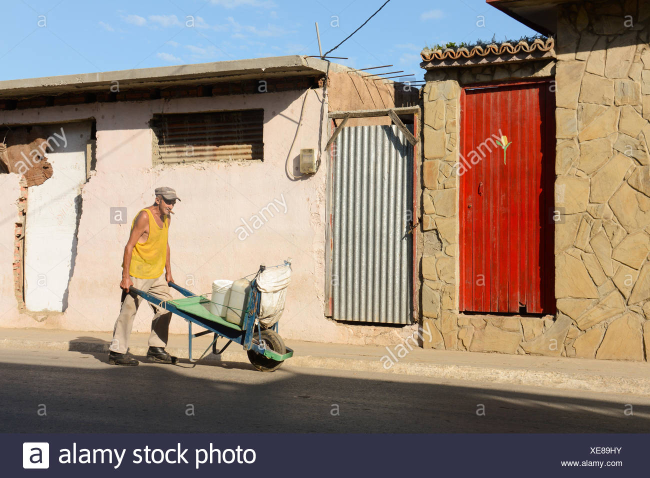 Homme pousse brouette, Trinidad, Cuba Banque D'Images