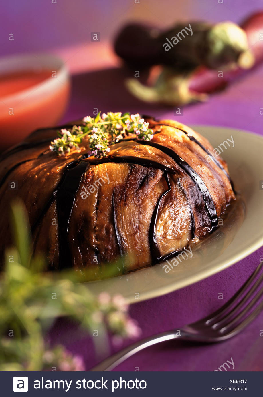 Gateau D Aubergine Sur Plaque Garni D Herbes Close Up Photo Stock Alamy