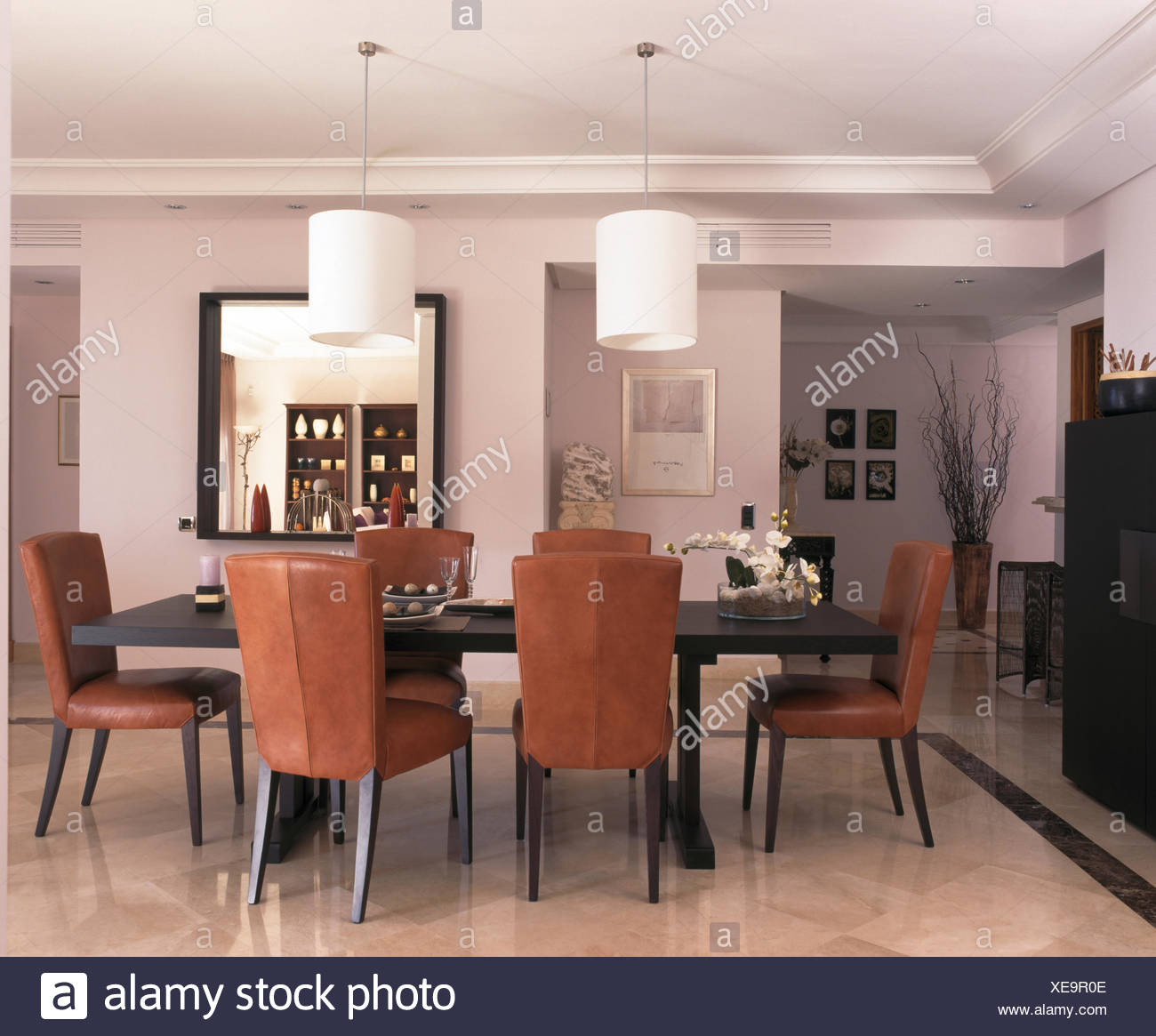 Chaises En Cuir Marron A Table Dans La Salle A Manger De L Espagnol Moderne Villa Photo Stock Alamy