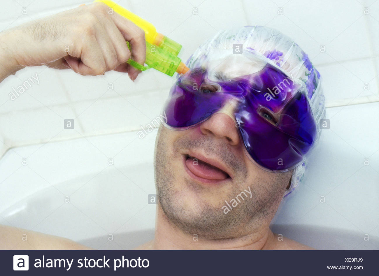 Gratuit Images L Homme Bonnet De Douche Baignoire Masque Oculaire Pistolet A actualisé salutations