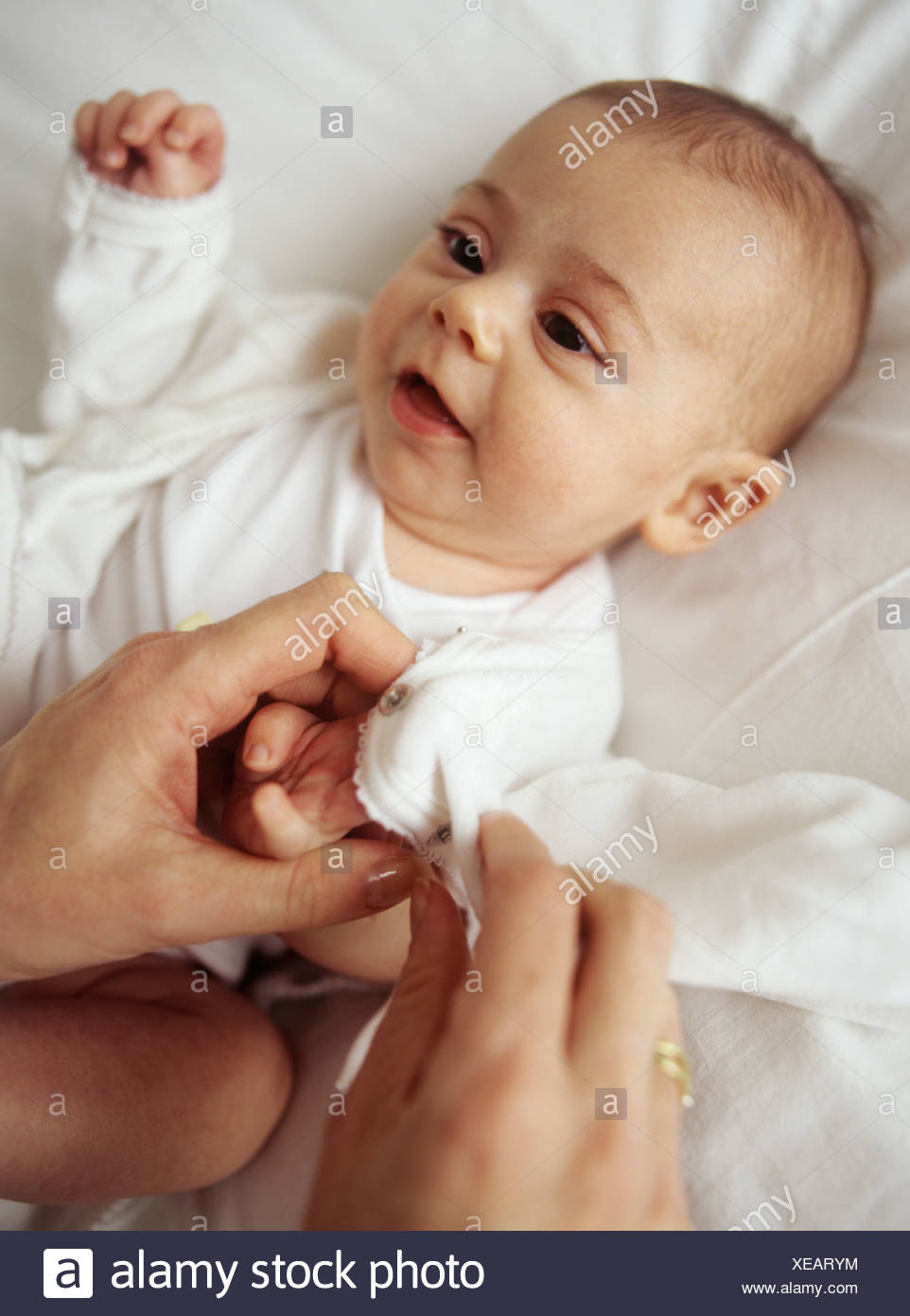 Fille De Bebe Petite Fille De 12 Semaines Apres Avoir Change Ses Vetements Photo Stock Alamy Fille De Bebe Petite Fille De 12 Semaines Apres Avoir Change Ses Vetements Photo Stock Alamy
