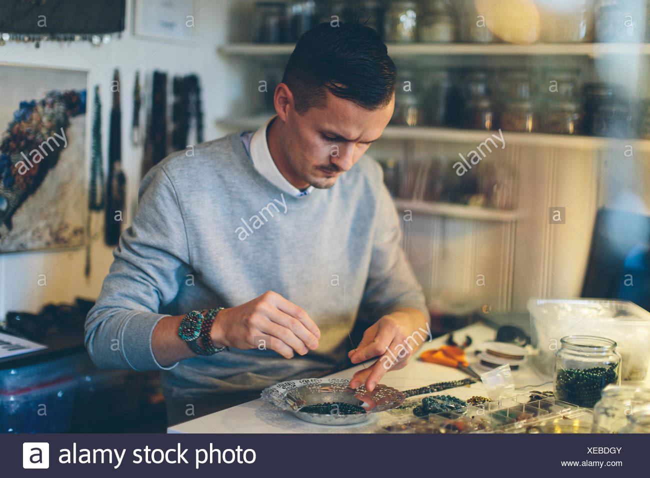 Un homme faire bijoux en perles Banque D'Images
