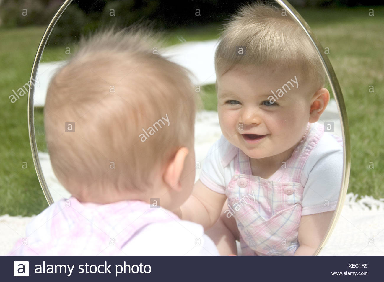 Pre Bebe Reflexion Enfant Nourrisson 5 9 Mois Heureux Sourire Regarder Reflecteur A Miroirs Decouverte Phase De Developpement Phase D Apprentissage Processus D Apprentissage L Ete L Estival A L Exterieur Photo Stock Alamy