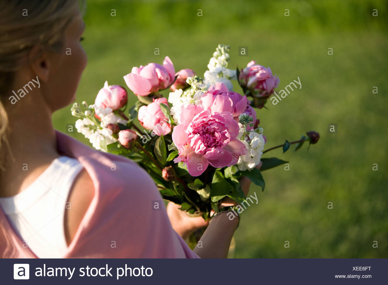 Femme portant un bouquet de fleurs, Fejan, archipel de Stockholm, Suède. Banque D'Images