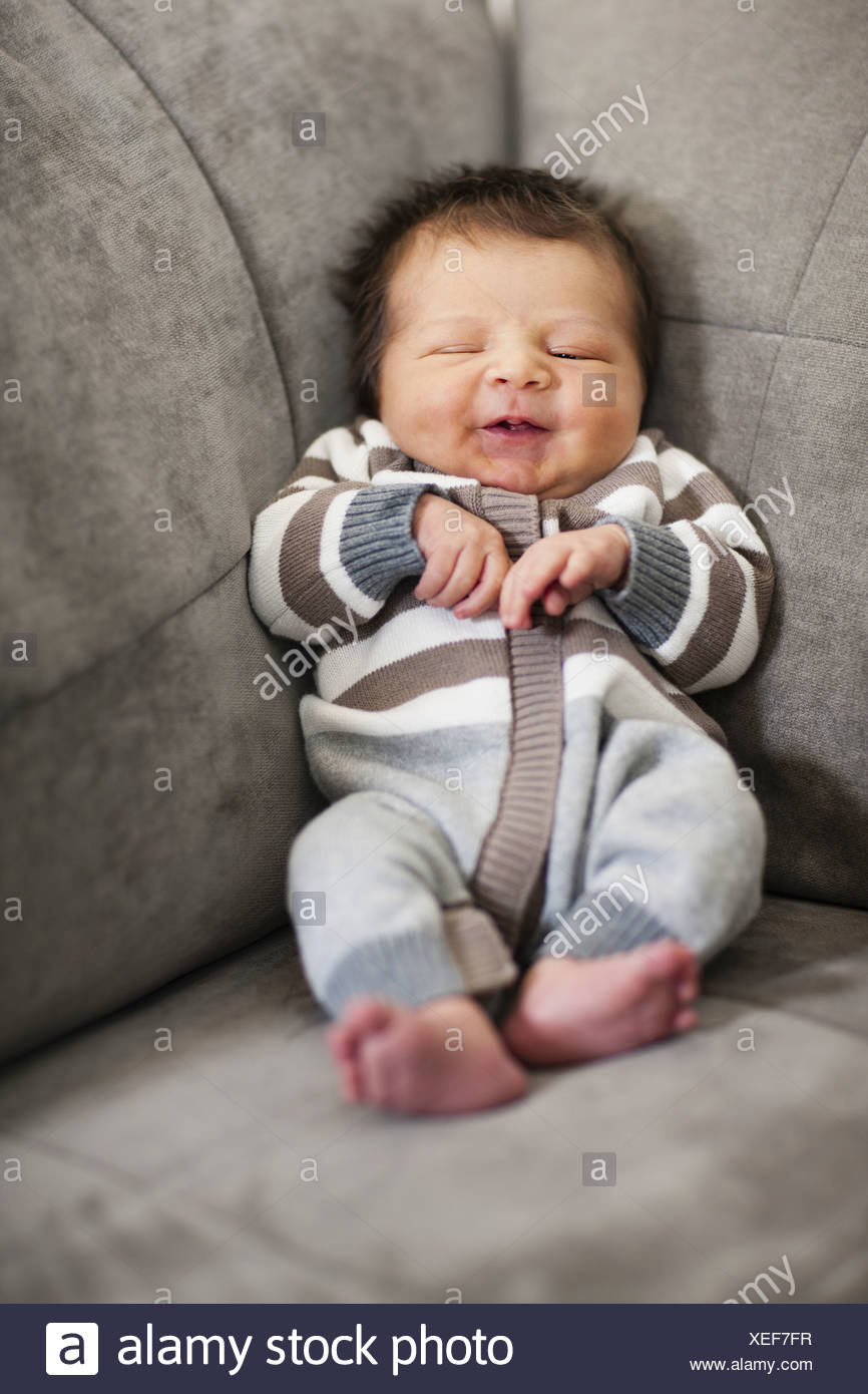 Un Bebe Cale Dans Le Coin D Un Canape Philadelphia Pennsylvania Usa Photo Stock Alamy