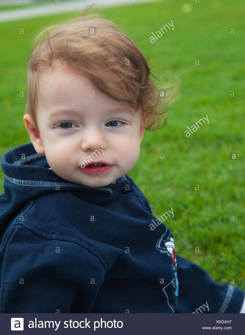 9 Mois Bebe Garcon Portrait Piscine Dans Le Parc Photo Stock Alamy