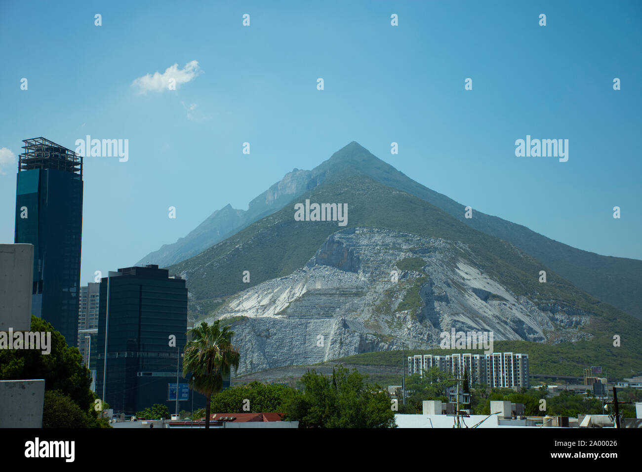 Vista delle montagne di Monterrey e i loro edifici Foto Stock