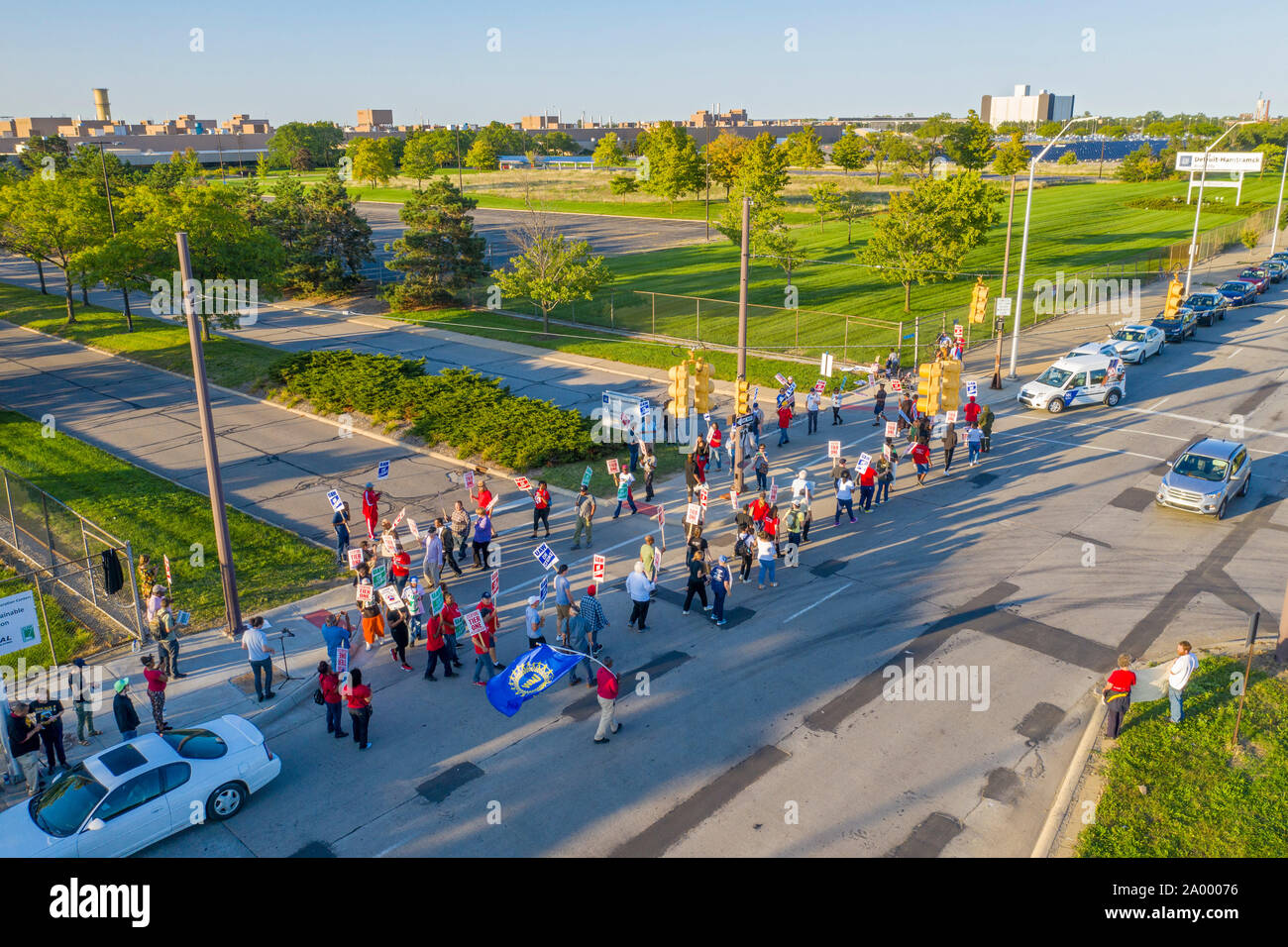Detroit, Michigan STATI UNITI D'America - 18 settembre 2019 - La comunità i sostenitori e i membri di altri sindacati uniti il picchetto linee presso il Detroit-Hamtramck impianto di assemblaggio in solidarietà con 46.000 colpisce la General Motors lavoratori. La United Auto i lavoratori colpiti la società Settembre 16. La pianta Detroit-Hamtramck è uno di quelli che la GM ha affermato che intende chiudere. Lo sciopero di questioni principali includono chiusure impianto, salari, i due livelli struttura retributiva e assistenza sanitaria. Credito: Jim West/Alamy Live News Foto Stock
