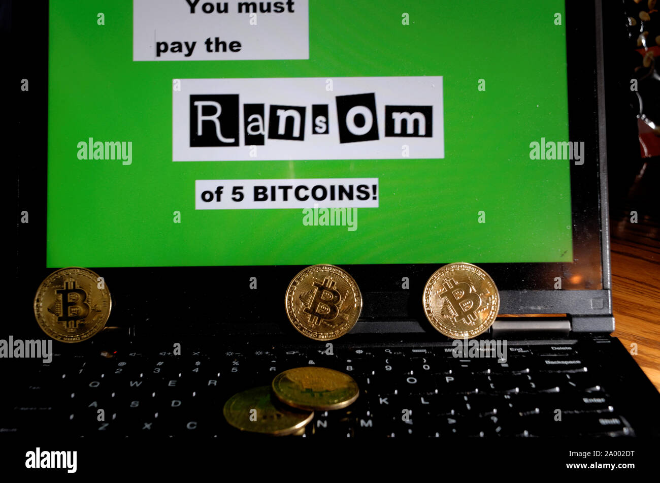 Cinque "bitcoins' su un portatile la visualizzazione di un messaggio di riscatto esigenti bitcoins 5. Foto Stock