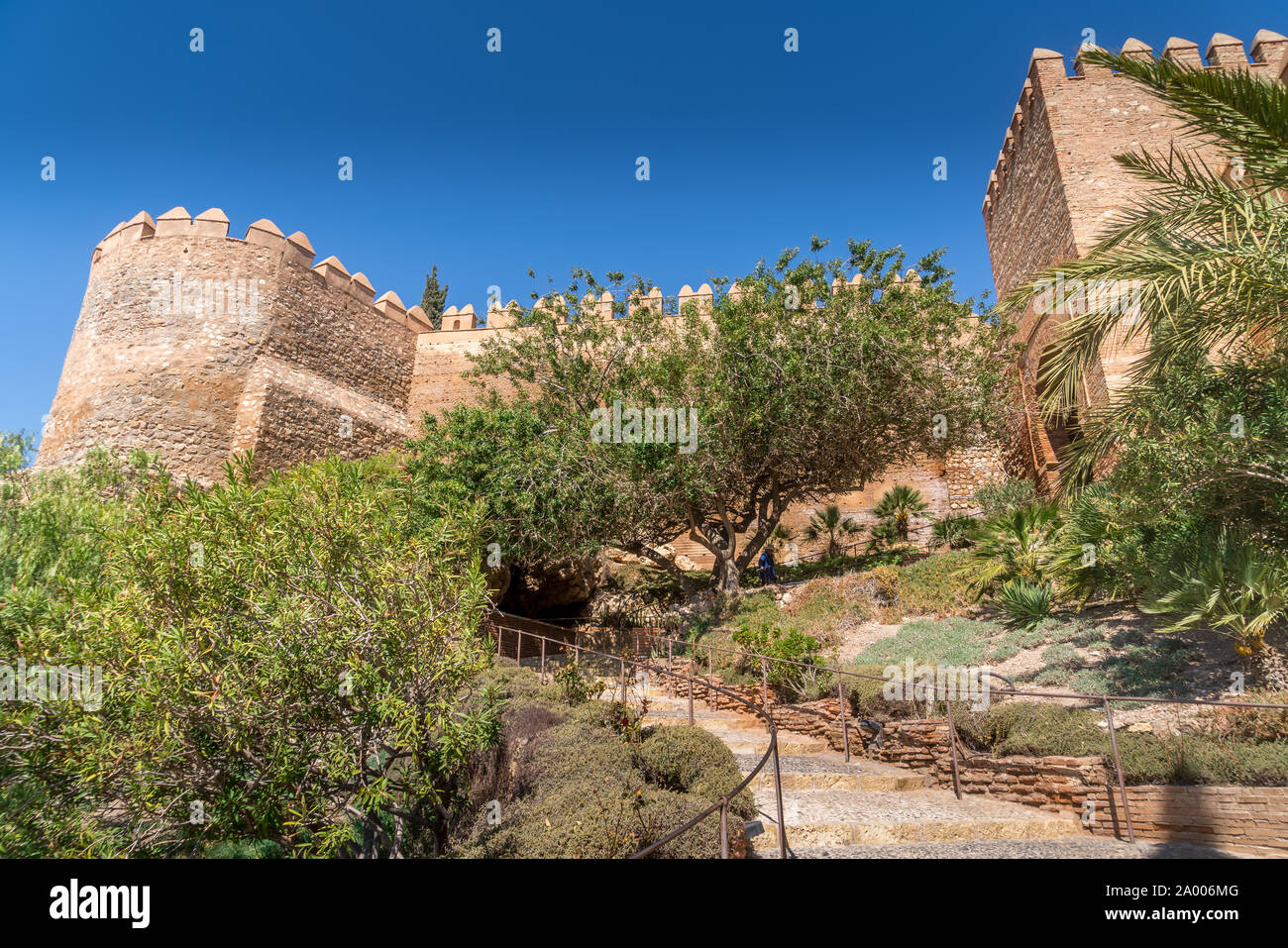 Almeria castello medievale panorama con cielo blu dall'aria in Andalusia Spagna ex roccaforte araba Foto Stock