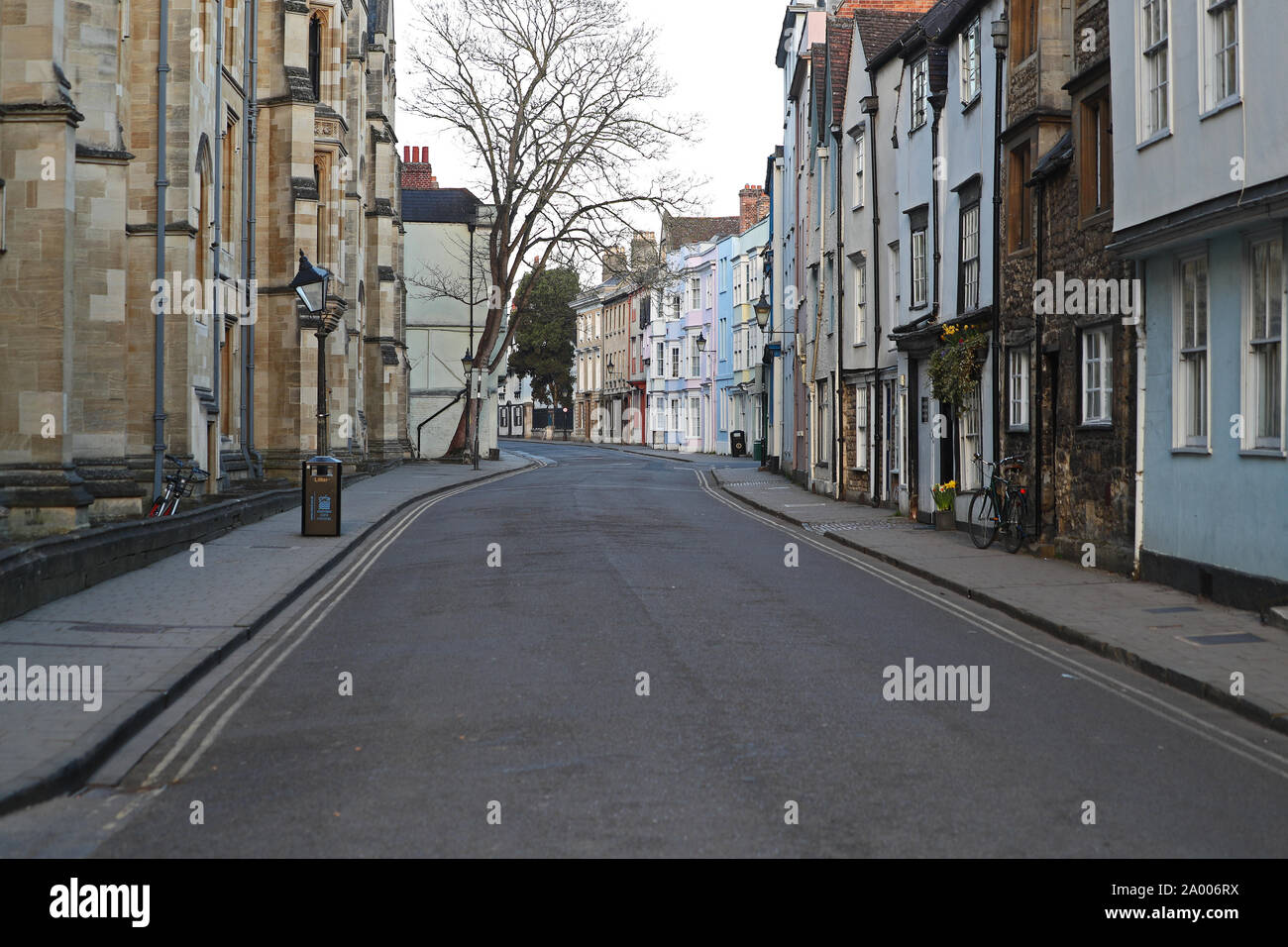 Vista di antichi Holywell Street a Oxford, Inghilterra guardando ad ovest con il nuovo Collegio sulla sinistra e le tradizionali case di destra Foto Stock
