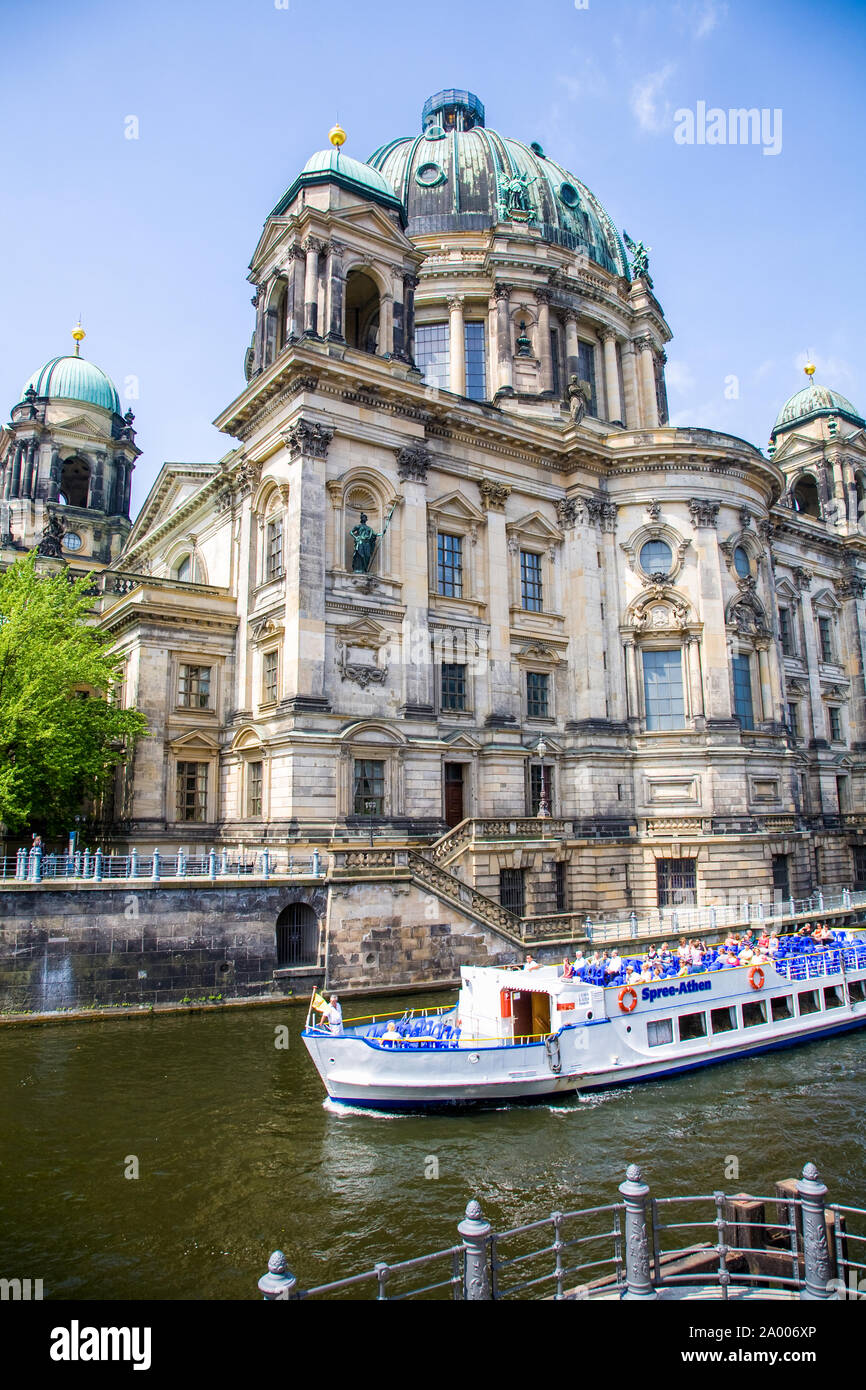 La Cattedrale di Berlino (Berliner Dom) con una imbarcazione turistica di passaggio. Berlino Germania Foto Stock