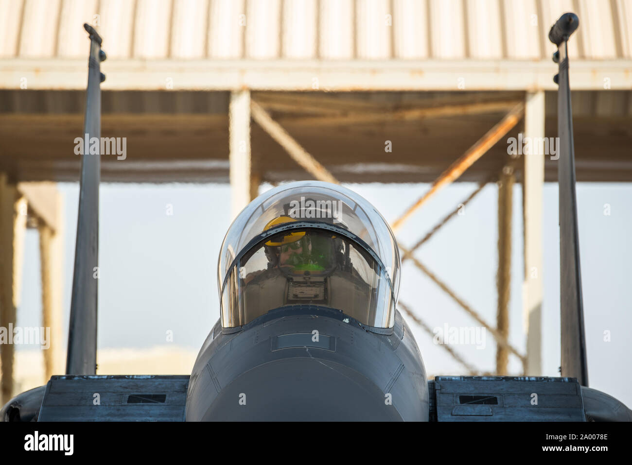 Un 336a Expeditionary Fighter Squadron equipaggio si prepara per il volo per sciopero Agile sett. 18, 2019, ad Al Dhafra Air Base, negli Emirati Arabi Uniti. La 336a EFS ha inviato due aerei e al personale di lavorare le missioni al di fuori del Prince Sultan Air Base, Arabia Saudita per contestare la loro flessibilità di ampliamento tattiche e strategiche di raggiungere e rafforzare la coalizione e partenariati regionali nelle forze aeree di Comando Centrale area di responsabilità attraverso adaptive basando. (U.S. Air Force photo by Staff Sgt. Chris Thornbury) Foto Stock