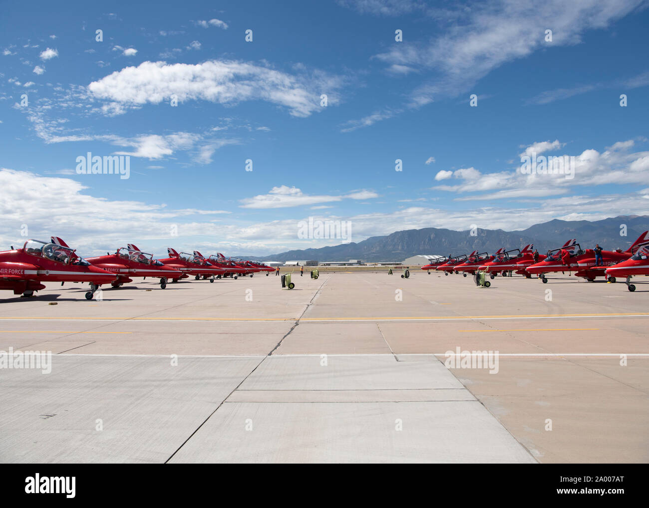 PETERSON AIR FORCE BASE, Colo. - Royal Air Force Hawk T1 aerei sono controllati dai manutentori dopo lo sbarco sulla linea di volo sett. 16, 2019 a Peterson Air Force Base in Colorado. Gli aerei sono utilizzati dall'antenna del team di dimostrazione, le frecce rosse. (U.S. Air Force foto di Heather Heiney) Foto Stock