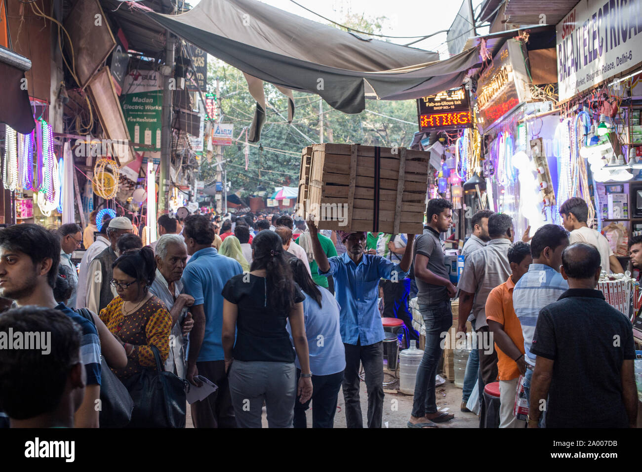 Folle immense di vicoli stretti in Chandni Chowk Mercato in New Delhi su un tardo pomeriggio. Foto Stock