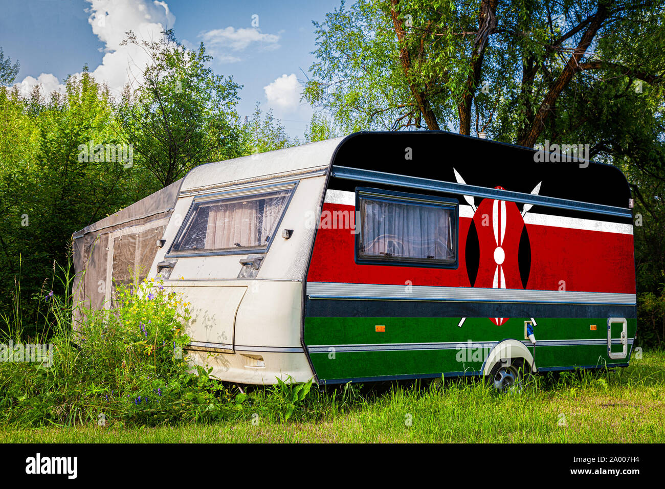 Un auto rimorchio, un motore home, dipinta in la bandiera nazionale del Kenya sta parcheggiato in una montagna. Il concetto di trasporto su strada, il commercio, l'esportazione e i Foto Stock