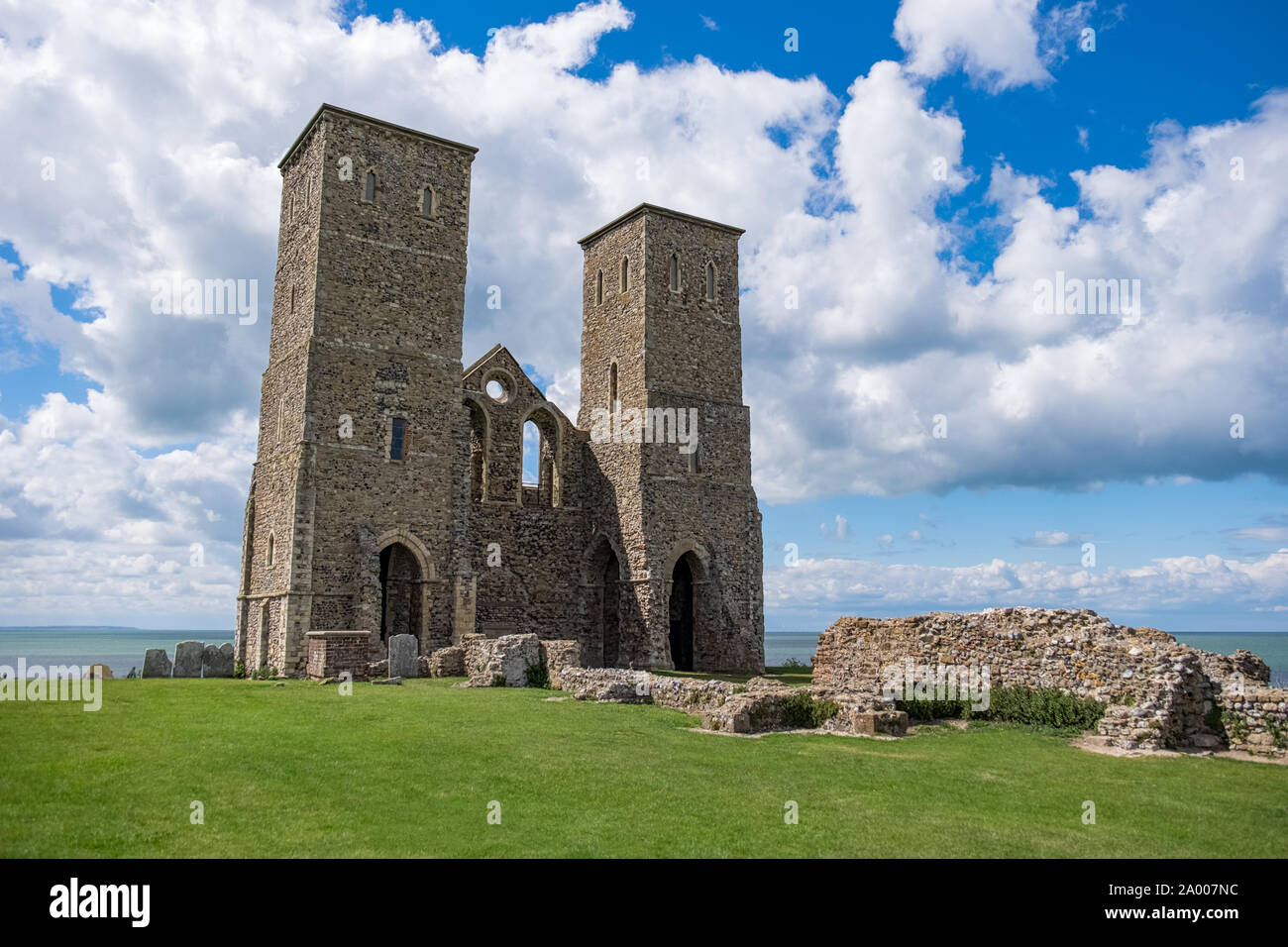 Reculver torri e Roman Fort Foto Stock