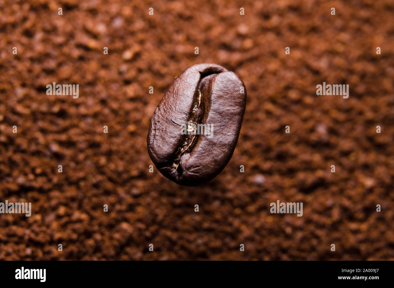 Close-up di caffè torrefatto chicco di caffè sul caffè macinato Foto Stock