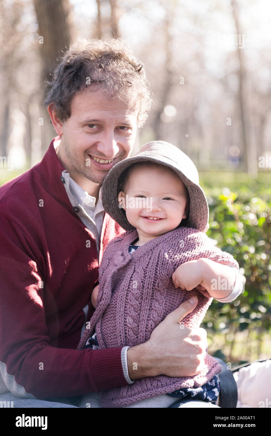 Padre con allegro bambino nel parco. Foto Stock