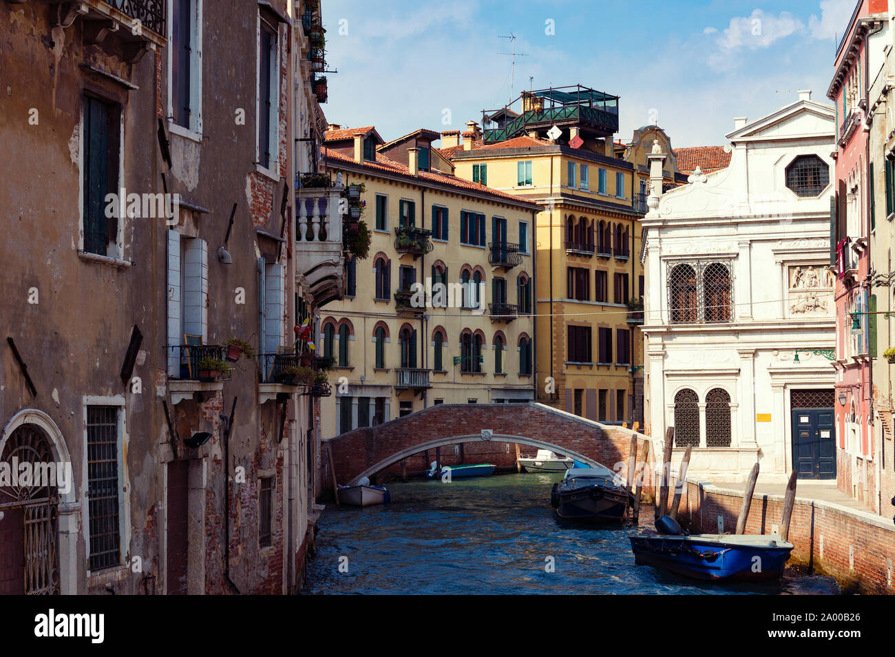 Facciate delle vecchie case di Venezia, edifici sull'acqua. Italia Foto Stock